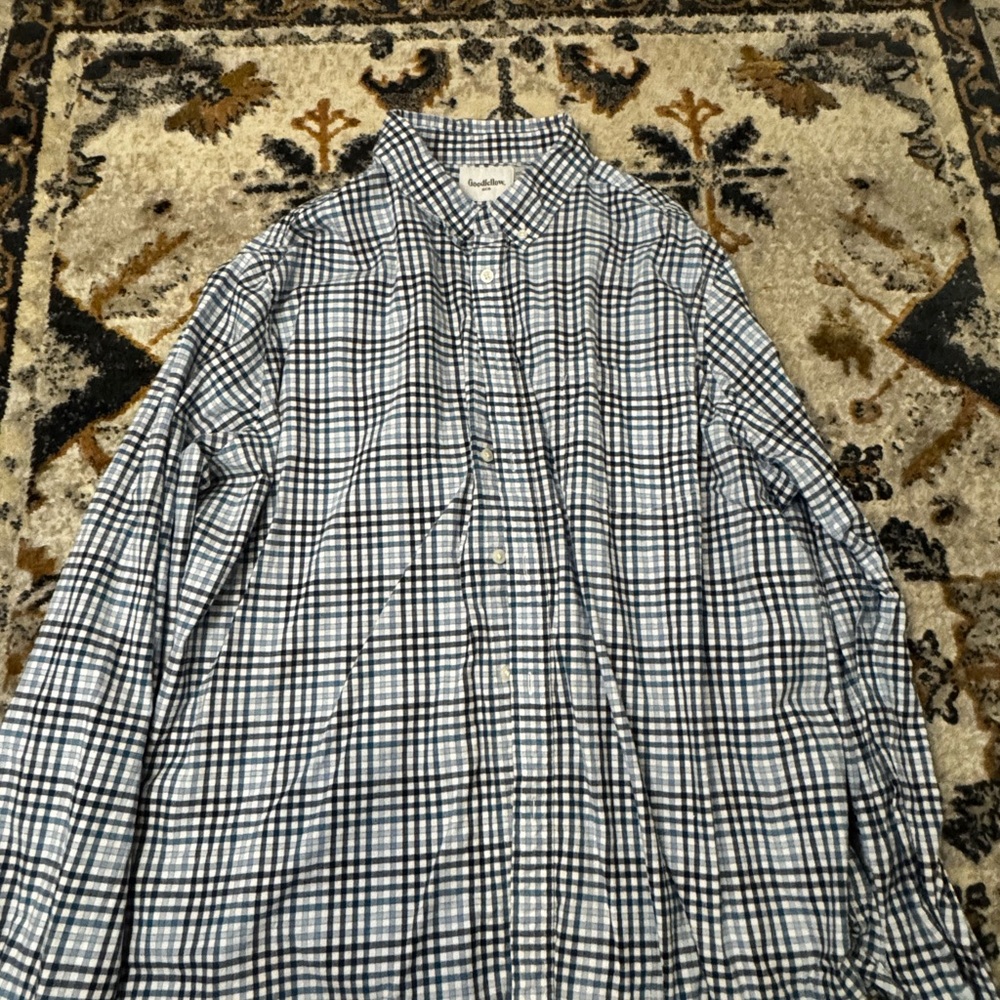 Good Fellow & Co Men’ Standard Fit Performance Long Sleeve Button Down Shirt